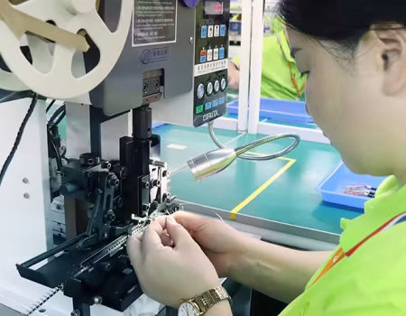 High-precision LVDS cable crimping process with secure terminal retention.